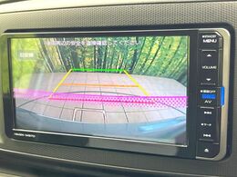 【バックカメラ】駐車時に後方がリアルタイム映像で確認できます。大型商業施設や立体駐車場での駐車時や、夜間のバック時に大活躍！運転スキルに関わらず、今や必須となった装備のひとつです！