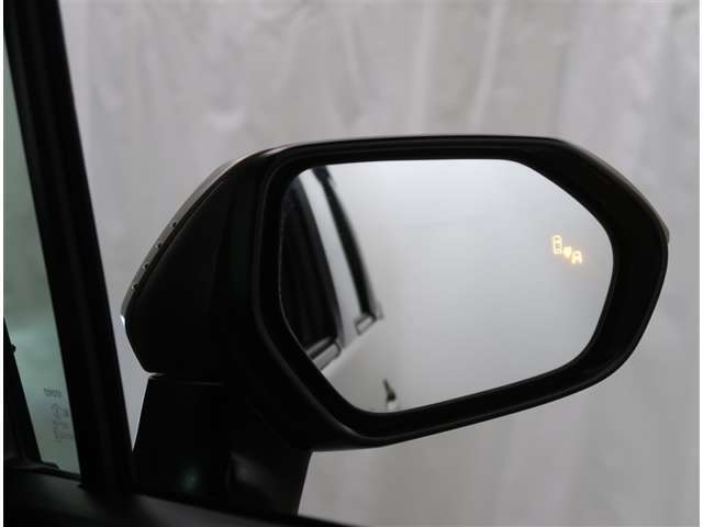 【機能】ブラインドスポットモニターが付いていますので後方から接近中の車両を知らせてくれます。