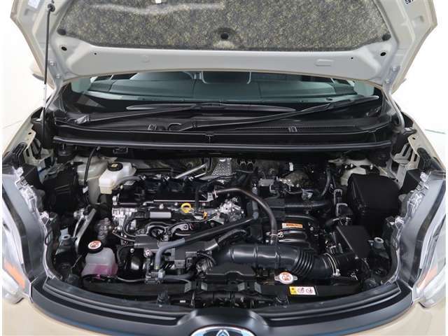 【エンジンルーム】当社専属のスタッフが専用の洗剤を用い手作業で汚れを落とし、さらに高圧スチームで洗浄しています。