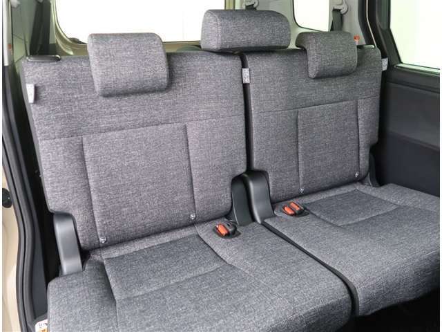 【セカンドシート】セカンドシートはリクライニング＆スライドが可能なのでゆったりお座り頂けます。
