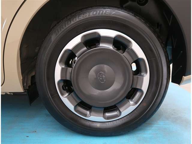 【タイヤ・ホイール】タイヤサイズ185/65R15の純正ホイールです。タイヤ溝は約4mmになります。