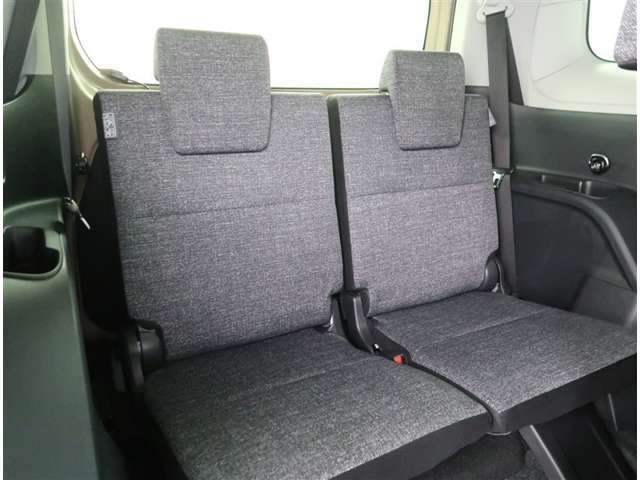 【サードシート】サードシートもリクライニングが可能な2人掛けシートになります。