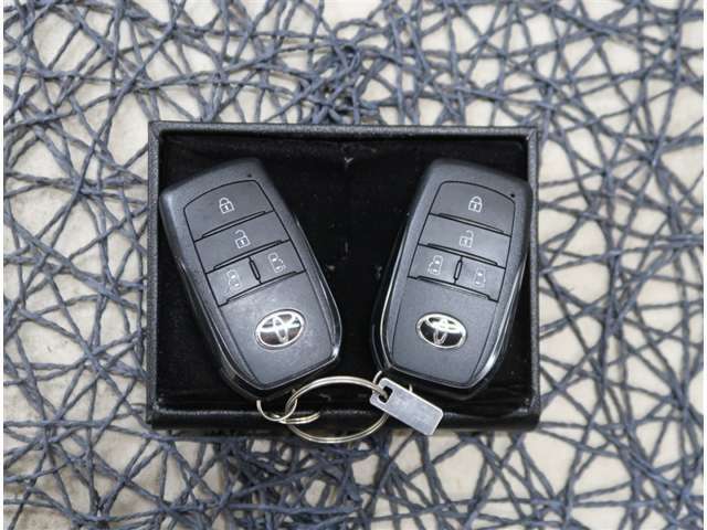 【付属品】プッシュボタンでエンジン始動やスライドドアの開閉が可能なスマートキーが付いています。