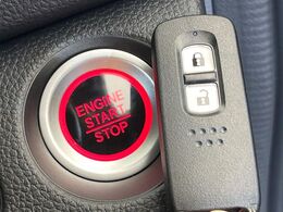 【Hondaスマートキー】カバンやポケットに入れたままでもドアの施錠・解錠が可能なスマートキーを装備。エンジンのオン・オフ時もカギを取り出す必要が無いからとっても便利です♪