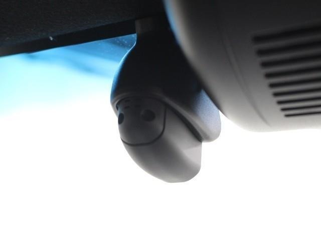 交通事故処理の迅速化等、運転中の「万が一」を記録してくれ、もしもの時も心強いドライブレコーダーを装備しています。