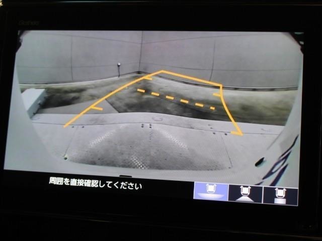 目視では確認しづらい車両後方を表示するカラーバックモニターが装備されています。スムーズな車庫入れや縦列駐車をサポートします。