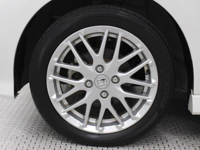 15インチアルミホイール(シルバー塗装+切削)が装着されています。タイヤサイズ165/55R15