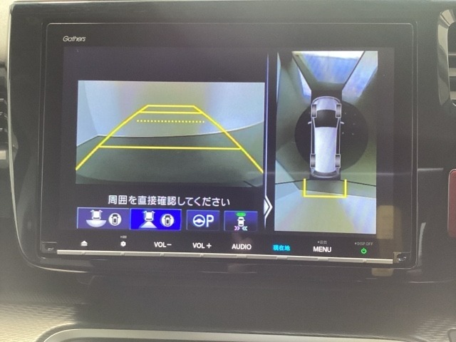 マルチビューカメラシステム搭載車です。お車の周囲を全方位でカバーします。後方・前方・両脇と、コンディションが悪い視界でもカラーモニターに映し出した映像がドライバーをサポートします。