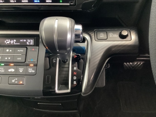 CVT車のセレクトレバーです。低速から高速まで、変速ショックのないスムーズな走りを実現するとともに、エンジン効率のよい領域を維持することで燃費にも貢献します。