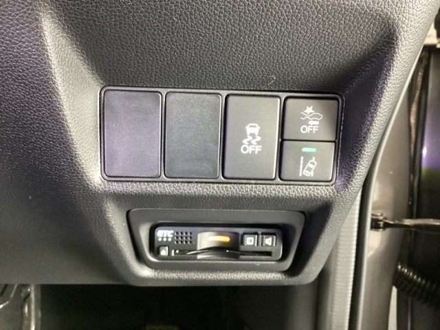 Hondaセンシング用の、VSA解除とレーンキープアシストシステムのメインスイッチなどはハンドルの右側に装備しています。その下にETCがついています。高速道路の料金所の通過も楽々です。
