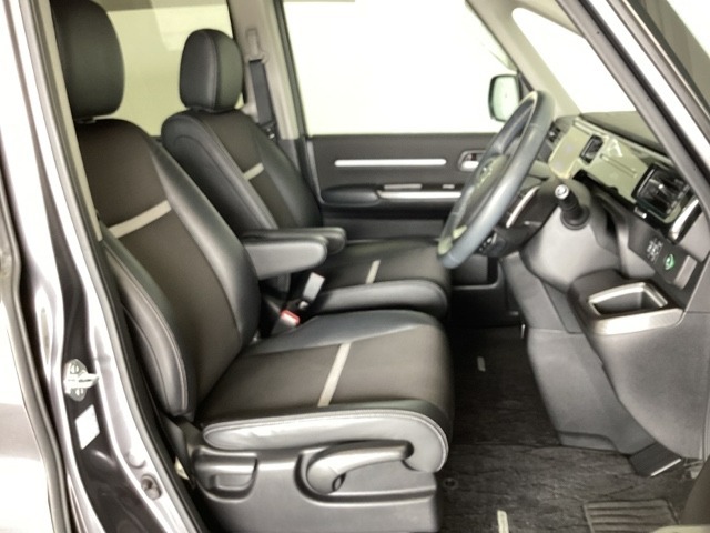 女性でも運転がしやすいように、シートの高さ調整機能（シートリフター）がついています。広い足元にゆったり座れるシートには肘掛も装備しており長距離の運転でも疲れにくいシートです。
