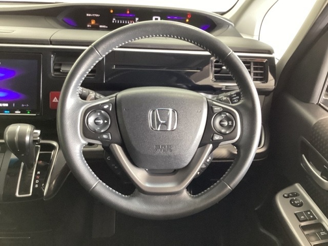 ハンドルにHondaセンシング系のクルーズコントロールやレーンキープアシストなどのスイッチと、オーディオの操作スイッチが装備されています。ハンドルから手を離さず安全に操作できます。