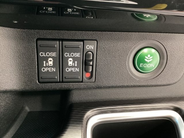 リアドアは乗り降りに便利な両側電動スライドドアです。また運転席に座っていながらスイッチ操作で自在にスライドドアを開け閉めできます。燃費に役立つECONボタンもここです。