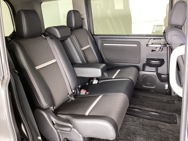 2列目シートは背もたれの角度調節ができるベンチシートになっております。長距離運転になってもゆったりとできるように、カップホルダー付きアームレストがついてます。