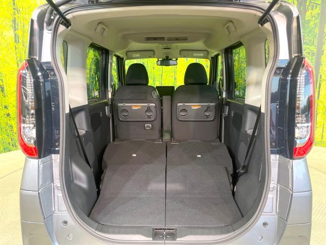後席を格納すると、これだけの広さが！シーンに合わせたシートアレンジで、大きな荷物も積むことが出来ます♪