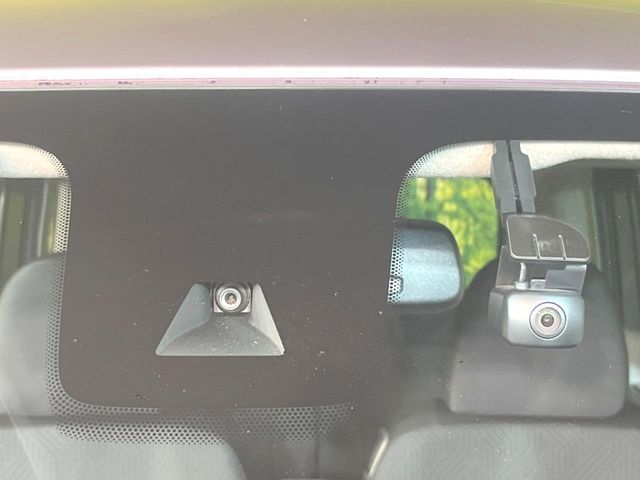 【インテリジェントエマージェンシーブレーキ】フロントカメラで前方の車両や歩行者を検知。衝突しそうな時は衝突被害軽減ブレーキが作動、衝突回避をサポート。より安全にドライブをお楽しみいただけます。