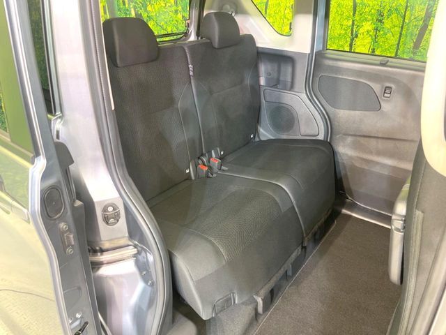 後部座席も気になるようなキズ・汚れやへたり等、大きなダメージはなく、良好な状態です。