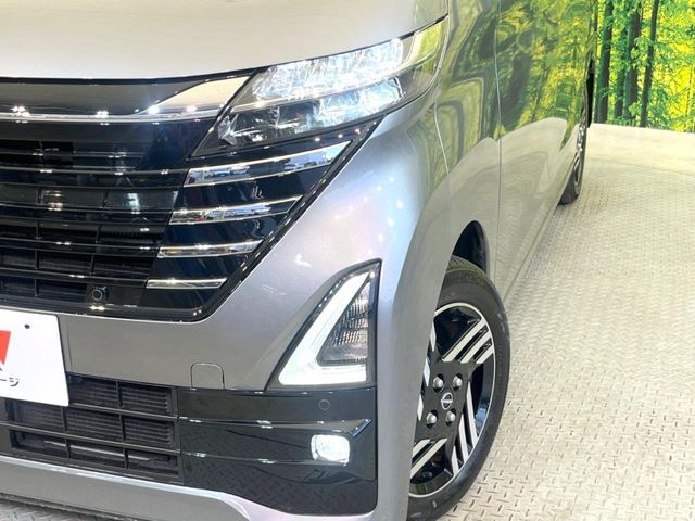 【LEDヘッドライト】悪天候や夜間走行時も良好な視界を確保し安心して運転できる高輝度LEDヘッドライトを装備！点灯速度が早く、消費電力も抑えられています。