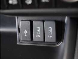 使いやすい場所にUSB充電端子を2か所装備。2.5A対応です、ここ重要！