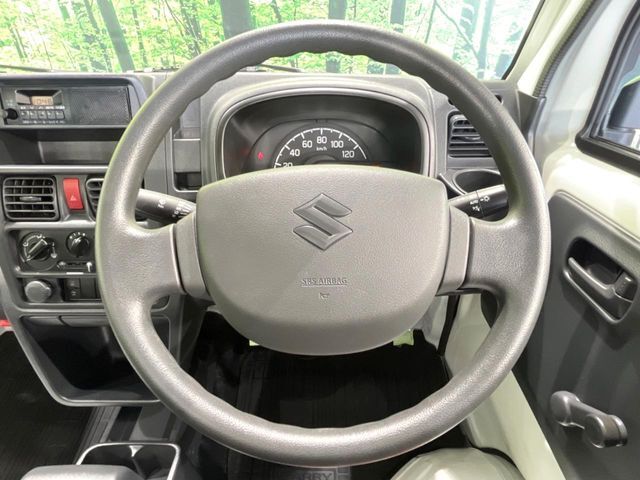インテリアに合わせたデザインのステアリングは、運転される方のことも考え、運転しやすい形状、大きさです。是非一度、実際に触ってお確かめください。