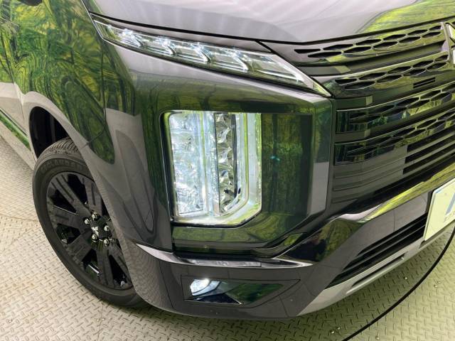 【LEDヘッドライト】悪天候や夜間走行時も良好な視界を確保し安心して運転できる高輝度LEDヘッドライトを装備！点灯速度が早く、消費電力も抑えられています。