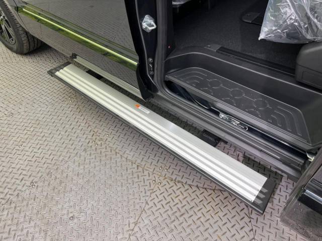 【電動サイドステップ】車高の高いお車でも、これがあれば小さいお子様の乗り降りも楽々♪スライドドアと連動して作動する為、煩わしい操作は不要です！