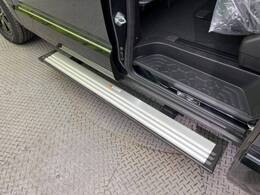 【電動サイドステップ】車高の高いお車でも、これがあれば小さいお子様の乗り降りも楽々♪スライドドアと連動して作動する為、煩わしい操作は不要です！
