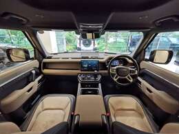 ランドローバー社の伝統の垂直にデザインされた内装は車が悪路で傾いているかぱっと見でも確認できる為の垂直にデザインされた内装になります。イギリス車ならではの落ち着いた雰囲気も好評です。