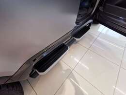 【フィックスドサイドステップ】ドアを広く開けられない、そんなところでこのサイドステップが輝きます。少しドアを開けてそっと降りる、そんな時にやさしくサポートしてくれます。