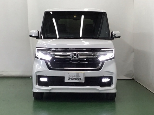LEDヘッドライトを装備しています。LEDヘッドライトはとても明るく、雨の日や夜間走行も安全・安心です。オートライトコントロール付きで周囲の明るさに応じて自動で点灯・消灯します