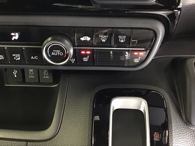 運転席/助手席シートヒーターで寒い日もすぐに温かくなり快適に過ごせます。2段階の温度調整が可能です