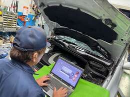 納車前に法定点検を実施します。また法定点検の項目には無いコンピューター診断やオーディオ等電装部品の点検も併せて実施します。点検時にはエンジンオイル・オイルエレメント交換工賃ウォッシャー液補充を無料