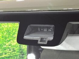 【スズキ　セーフティサポート】走行中に前方の車両等を認識し、衝突しそうな時は警報とブレーキで衝突回避と被害軽減をアシスト。より安全にドライブをお楽しみいただけます。