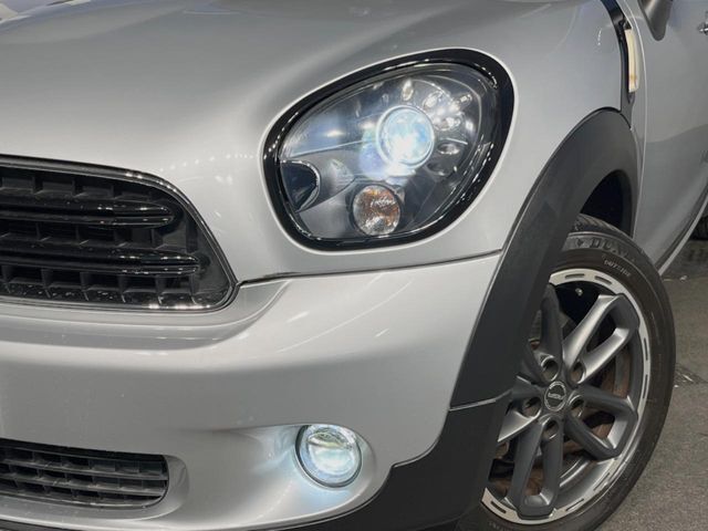 ●HIDヘッドライト：明るく前方を照らしてくれるので、悪天候や夜間の走行時も視界良好で安心してお乗りいただけます。