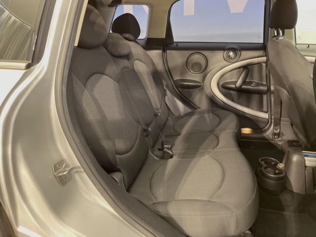 ●後部座席も気になるようなキズ・汚れやへたり等、大きなダメージはなく、良好な状態です。