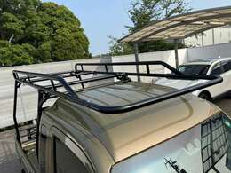 無骨なスタイルを演出するHARD CARGO製ワークキャリア。実用性とカスタム感を両立した人気のアイテムです。