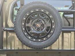 HARD CARGO XJ07グロスブラック14インチアルミホイールに、耐久性と悪路性能に優れたYOKOHAMAジオランダーx-ATタイヤを装着。スペアタイヤも備え、アウトドアや仕事現場での安心感を高めます