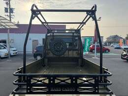HARD CARGO製ワークキャリア装着。頑丈なスチール製で、長尺物や大物荷物の積載にも対応。仕事にもアウトドアにも頼れる相棒。