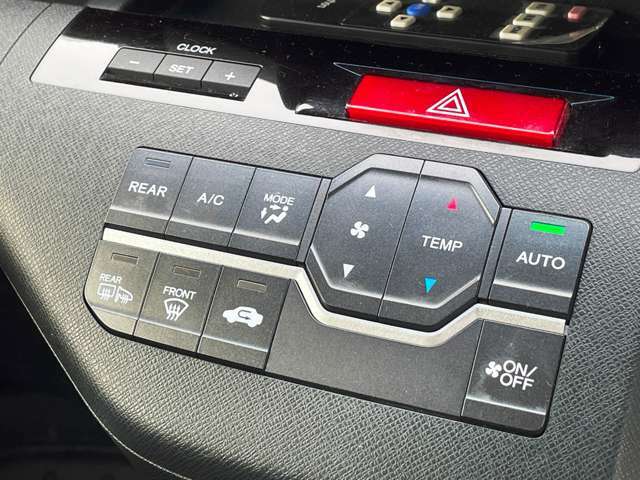 オートエアコンはワンプッシュで車内を快適な温度に調整してくれます！運転中でも安全に操作できますね