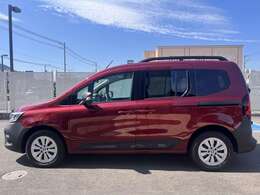 お子様が空けても安心のスライドドア！