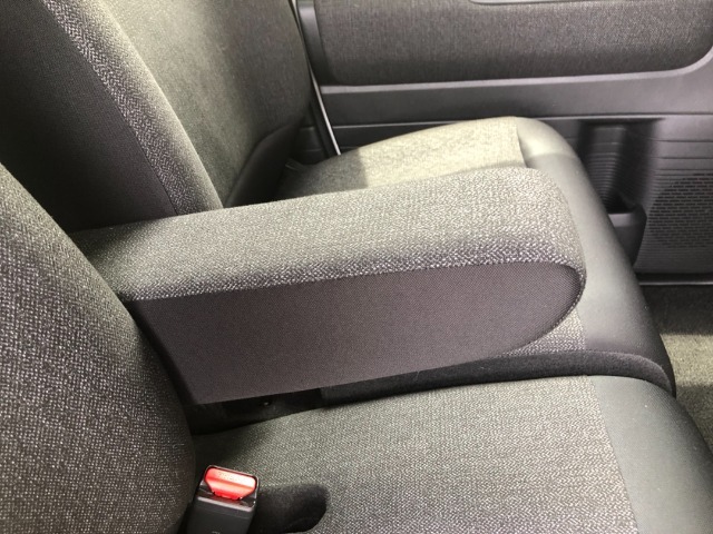 【アームレスト】運転時の疲労軽減にもなるアームレストがついています！