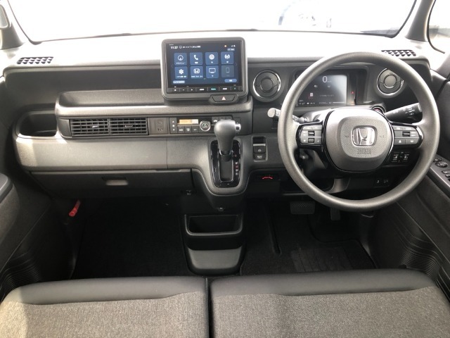 【インパネ全体】手が届きやすく、どなたでも運転しやすいです。シンプルで使いやすい設計になっています！