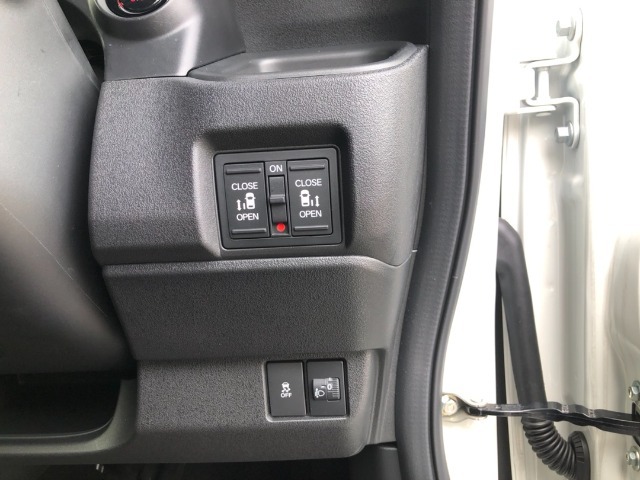 【両側電動スライドドア】リモコンや運転席のスイッチ操作のほか、ドアハンドルを少し引くだけでリアドアが自動開閉します♪