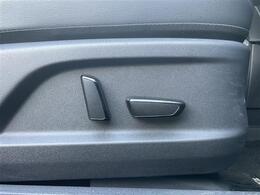 【パワーシート（電動シート）】シートを電動で、前後にスライドまたは上下の高さなどを調整することができます！細かい操作もスイッチ一つでできるので、とても便利です！