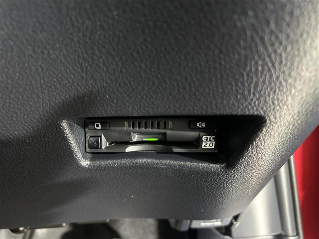 【ETC】有料道路を利用する際に料金所で停止することなく通過できる、ETC車載器（ノンストップ自動料金収受システム機器）が装備されています。セットアップを行うことで利用可能になります。
