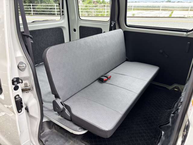 ★後部座席★リアシートも当然、綺麗・清潔に仕上げております。内装の綺麗なお車は気持ちが良いですし、コンディションのいい車が多いです。前のユーザーが丁寧に使っていた証拠です！！