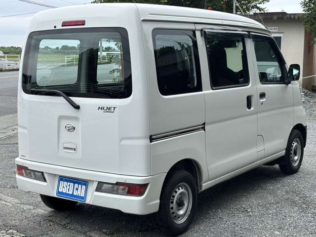 ★右斜め後ろからの一枚です★納車前にはバッチリ仕上げをしてご納車しております！商談時に小キズや線キズなど気になる所があればお気軽にご相談下さい♪内装の写真も是非ご覧ください♪