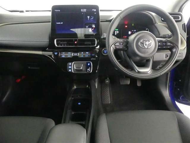 スタイリッシュなデザインのインパネ。各操作スイッチは使いやすい位置に配置されてます。