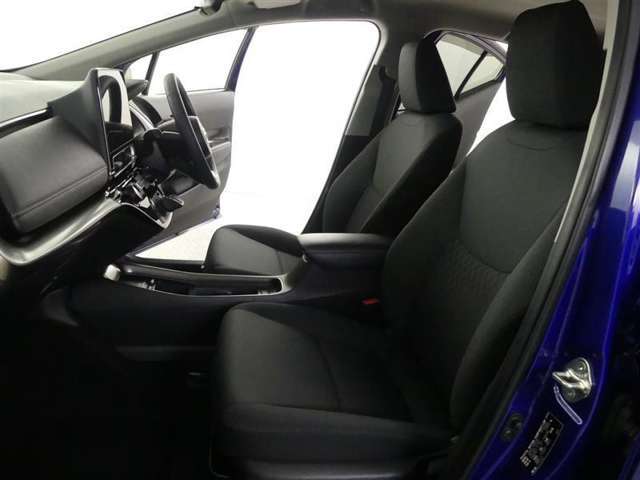 高いホールド性で運転姿勢が安定します。長距離ドライブでも疲れにくいのが魅力です。快適なドライビングライフをお送りください♪