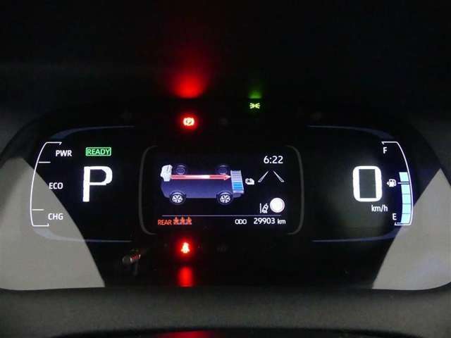 とっても見やすいメーターです。夜間時はラグジュアリーな気分にさせてくれる照明が魅力ですので、夜のドライブも楽しみになりますよ♪